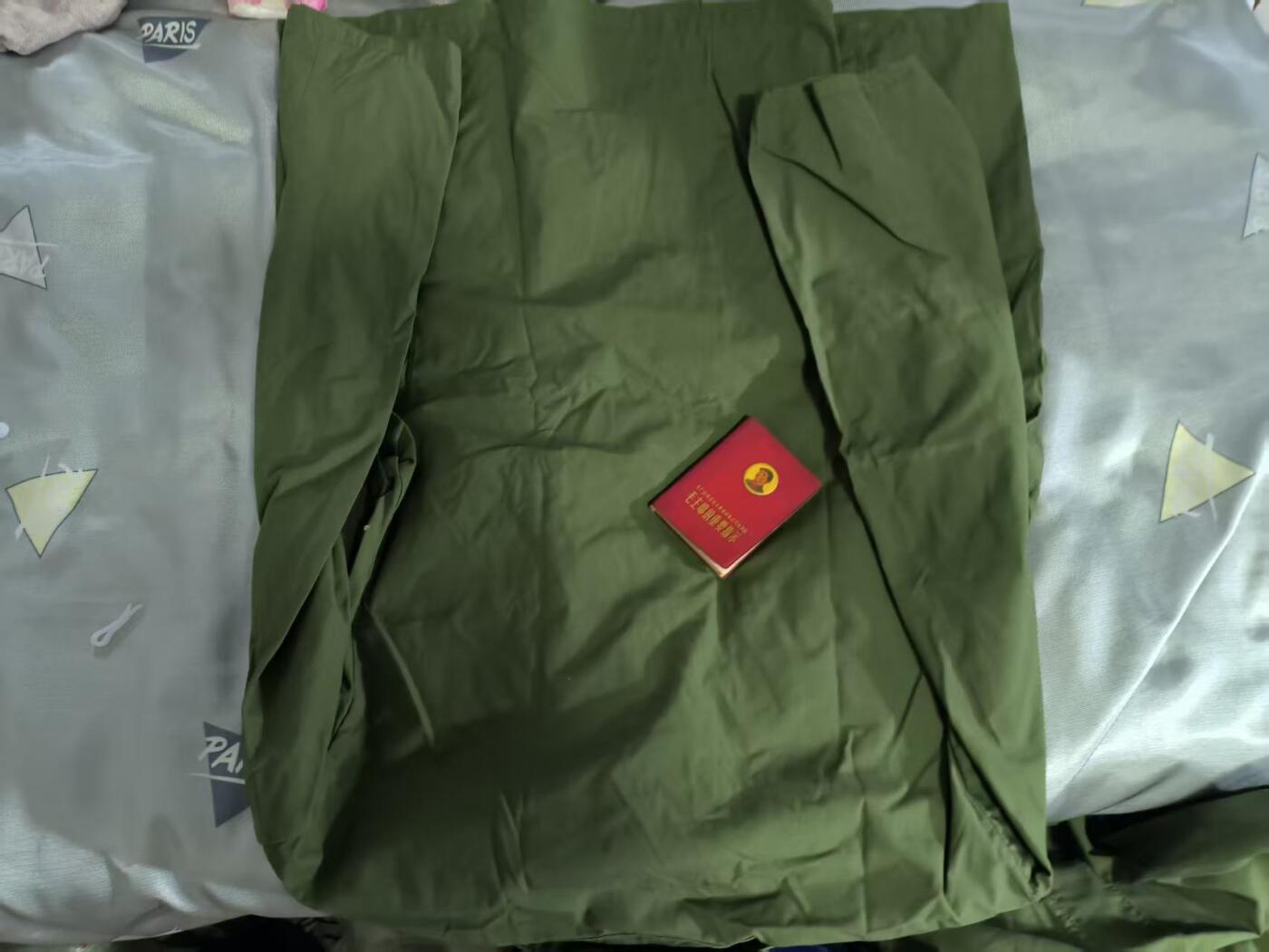 罗岚⭐爱藏⭐精品专拍第六场-分享拍场赚佣金 su-M六五式干部的确良棉布套装 正一号大小 成色较佳 适合180-185体系适中穿着 赠精品红皮书一本   打光不佳物品到手成色更好