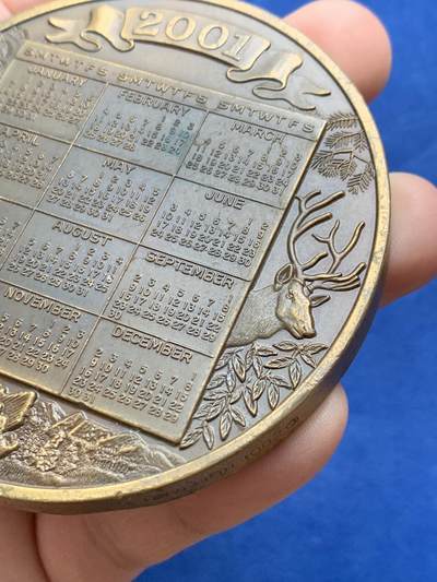 《竞宝斋》第430场 周日，周一，周二 3场连拍 （全场包邮） 2001年北美麋鹿主题日历铜章，由Hoffman造币厂出品，大规格高浮雕手感也好，232.8克，75.8mm。