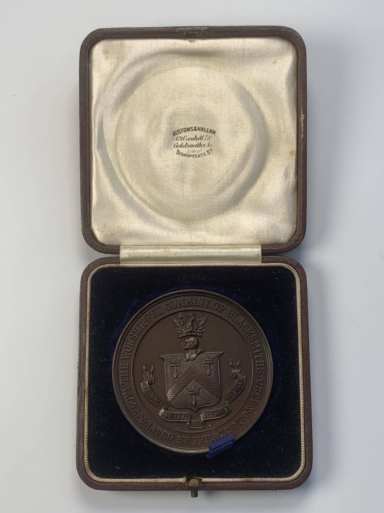 掌中浮雕-藏着的欧洲第038场 1933年英国皇家农业展览上颁发的获奖铜章，以表彰H.C.Byrne的制铁技艺，63.5mm，重100.2克。正面是皇家徽章和鹰头图案，背面刻有获奖者姓名、展览名称和日期，原盒