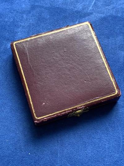 《竞宝斋》第430场 周日，周一，周二 3场连拍 （全场包邮） 1853年法国阿拉斯市世博会纪念银章 65.1克 50.2mm 手指银标 带盒