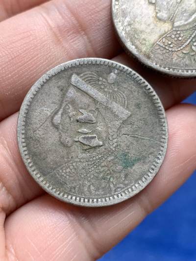 《竞宝斋》第430场 周日，周一，周二 3场连拍 （全场包邮） 两枚一组 差品三期四川卢比两枚，一个有划痕，一个有焊点，细节见图。