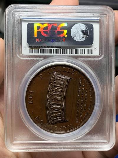 《竞宝斋》第430场 周日，周一，周二 3场连拍 （全场包邮） PCGS SP65 冠军分！法国1805年拿破仑一世米兰大加冕原铸铜章 巴黎造币厂油光巧克力包浆 背面历史传奇圣物的铁王冠，先后成为伦巴第王国和中世纪意大利王国的象征，曾用于774年查理曼和1452年腓特烈三世的加冕，拿皇延续在米兰大教堂加冕为意大利国王无疑继承正统，要当整个欧陆的皇帝。加厚盒