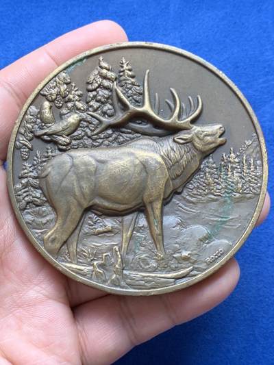 《竞宝斋》第430场 周日，周一，周二 3场连拍 （全场包邮） 2001年北美麋鹿主题日历铜章，由Hoffman造币厂出品，大规格高浮雕手感也好，232.8克，75.8mm。