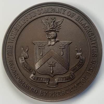 掌中浮雕-藏着的欧洲第038场 - 1933年英国皇家农业展览上颁发的获奖铜章，以表彰H.C.Byrne的制铁技艺，63.5mm，重100.2克。正面是皇家徽章和鹰头图案，背面刻有获奖者姓名、展览名称和日期，原盒