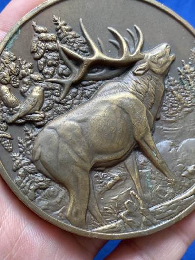 《竞宝斋》第430场 周日，周一，周二 3场连拍 （全场包邮） 2001年北美麋鹿主题日历铜章，由Hoffman造币厂出品，大规格高浮雕手感也好，232.8克，75.8mm。