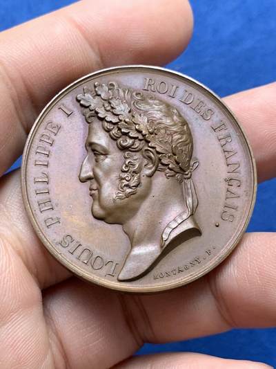 《竞宝斋》第430场 周日，周一，周二 3场连拍 （全场包邮） 1833年铜质纪念章 · 旺多姆圆柱拿破仑像重立纪念 光边原铸章 好品 保存极好 带盒 28.2克 41.2mm