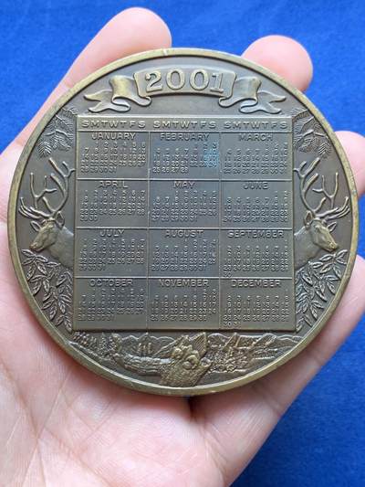 《竞宝斋》第430场 周日，周一，周二 3场连拍 （全场包邮） 2001年北美麋鹿主题日历铜章，由Hoffman造币厂出品，大规格高浮雕手感也好，232.8克，75.8mm。
