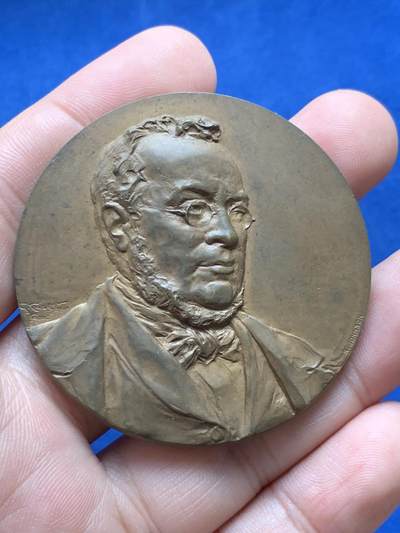 《竞宝斋》第430场 周日，周一，周二 3场连拍 （全场包邮） 意大利1910年统一运动三杰之一加富尔诞辰一百周年纪念铜章，背面女神驾驶六匹马，姿态各异，气势恢宏，比马车里拉更富艺术张力，少见品种。69.65克，51.8mm。