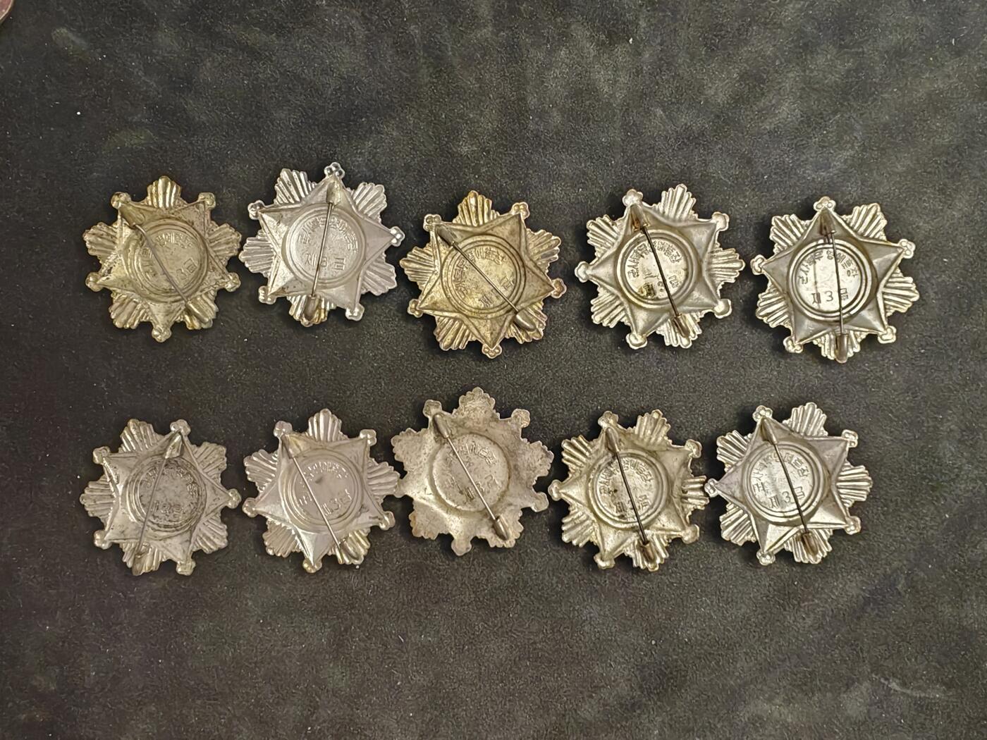 朝鲜三级服务章10枚