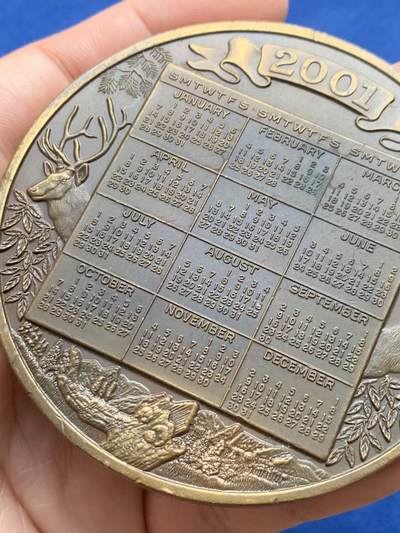 《竞宝斋》第430场 周日，周一，周二 3场连拍 （全场包邮） 2001年北美麋鹿主题日历铜章，由Hoffman造币厂出品，大规格高浮雕手感也好，232.8克，75.8mm。