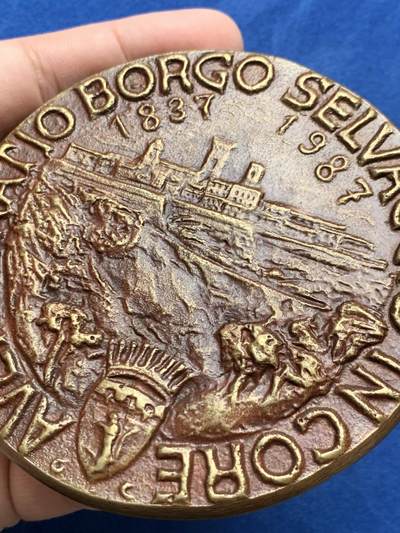 《竞宝斋》第430场 周日，周一，周二 3场连拍 （全场包邮） 意大利1837-1987五十周年铜章一枚 人物形象清晰 高浮雕鼻尖耸立 283.8克 88.2mm 细节见图