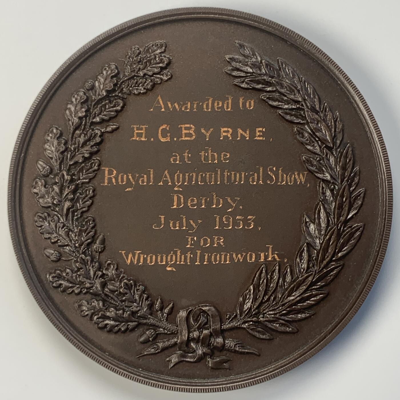 掌中浮雕-藏着的欧洲第038场 1933年英国皇家农业展览上颁发的获奖铜章，以表彰H.C.Byrne的制铁技艺，63.5mm，重100.2克。正面是皇家徽章和鹰头图案，背面刻有获奖者姓名、展览名称和日期，原盒