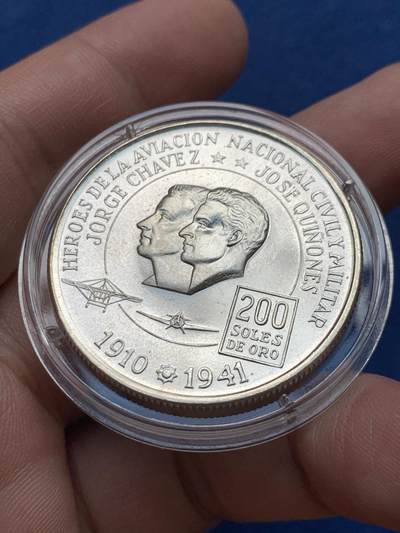 《竞宝斋》第430场 周日，周一，周二 3场连拍 （全场包邮） 秘鲁1975年航空英雄-查韦斯和基诺内斯银币，22克，800银，整体粉光。