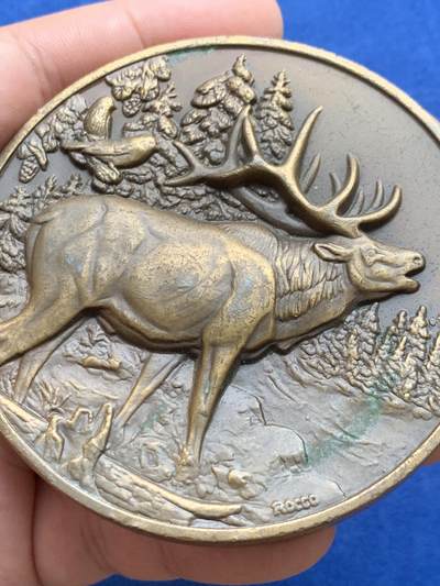 《竞宝斋》第430场 周日，周一，周二 3场连拍 （全场包邮） 2001年北美麋鹿主题日历铜章，由Hoffman造币厂出品，大规格高浮雕手感也好，232.8克，75.8mm。