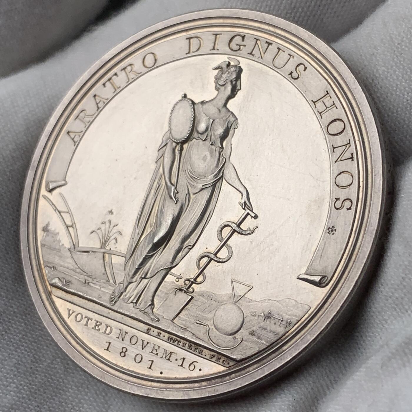 掌中浮雕-藏着的欧洲第038场 1801年英国农业委员会银奖章 ，48mm, 62g。C.H.kuchler雕刻。边缘刻获奖人：Mr Josh.Atkinson, 极罕！