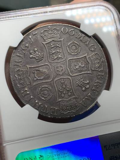 《竞宝斋》第430场 周日，周一，周二 3场连拍 （全场包邮） NGC AU55 英国1706安妮女王克朗，所有安妮女王克朗中第二少的版别，珍惜度R。也是英国克朗中首次出现羽毛、玫瑰和盾徽共同作为背面元素的克朗。MS的1706克朗已经很多年没有出现过，这枚AU55给分过于保守，已是亚军分数。