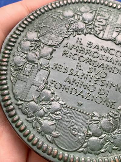 《竞宝斋》第430场 周日，周一，周二 3场连拍 （全场包邮） 1896-1956年米兰安布罗西亚诺银行成立60周年铜章 超高浮雕 极少见品种 307.9克 94.5mm