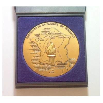 【旋风钱币】10月25日19:00准时开拍 精美欧洲币章、第三帝国钱币、精美项链等 全场包邮 【艺术】法国艺术大章 二战北非战场胜利+圣火传递 高浮雕精制超大铜章 带原盒 60MM