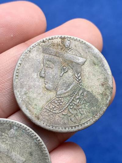 《竞宝斋》第430场 周日，周一，周二 3场连拍 （全场包邮） 两枚一组 差品三期四川卢比两枚，一个有划痕，一个有焊点，细节见图。