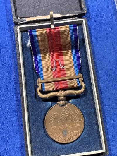 《竞宝斋》第430场 周日，周一，周二 3场连拍 （全场包邮） 两枚一组 日本事变从军记章 带盒 勿忘国耻 细节见图