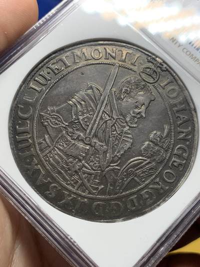 《竞宝斋》第430场 周日，周一，周二 3场连拍 （全场包邮） NGC AU53 德国1641年萨克森约翰格奥尔格执剑大泰勒 正反均匀老包浆浑然舒朗，背面大盾徽打制清晰精美，古韵盎然的一枚选帝侯泰勒，细节见图