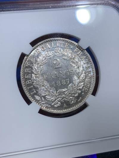 《竞宝斋》第430场 周日，周一，周二 3场连拍 （全场包邮） NGC MS64 法国1887谷物女神2法郎银币，经典谷物女神头像，暴力霜银转光，底板丝滑。2法郎流通充分，高分非常难得，记录更高仅7枚，ms60分书价150美金。