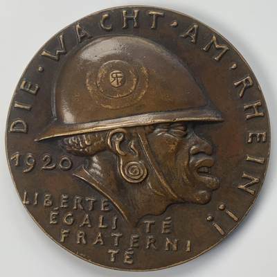 掌中浮雕-藏着的欧洲第038场 - 德国1920年黑色耻辱纪念章。大师卡尔.哥茨名誉品，此品种后铸多，这枚底板平整，图案细节清晰，原铸版本，直径58mm