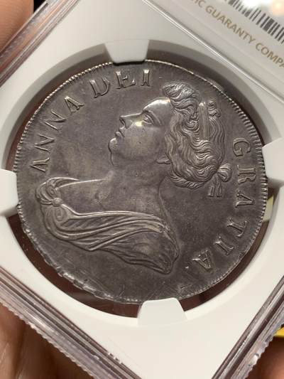 《竞宝斋》第430场 周日，周一，周二 3场连拍 （全场包邮） NGC AU55 英国1706安妮女王克朗，所有安妮女王克朗中第二少的版别，珍惜度R。也是英国克朗中首次出现羽毛、玫瑰和盾徽共同作为背面元素的克朗。MS的1706克朗已经很多年没有出现过，这枚AU55给分过于保守，已是亚军分数。