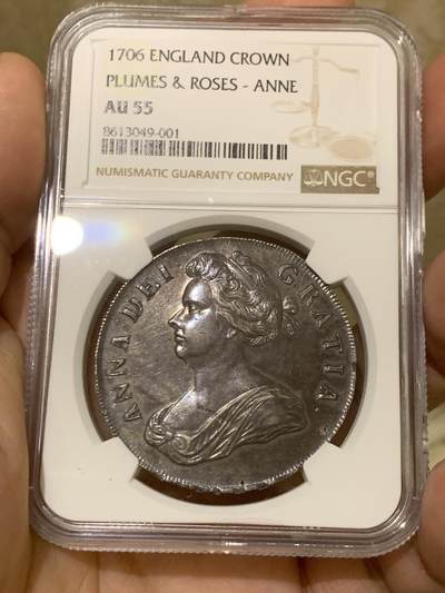《竞宝斋》第430场 周日，周一，周二 3场连拍 （全场包邮） NGC AU55 英国1706安妮女王克朗，所有安妮女王克朗中第二少的版别，珍惜度R。也是英国克朗中首次出现羽毛、玫瑰和盾徽共同作为背面元素的克朗。MS的1706克朗已经很多年没有出现过，这枚AU55给分过于保守，已是亚军分数。