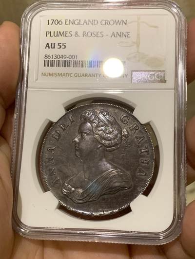 《竞宝斋》第430场 周日，周一，周二 3场连拍 （全场包邮） NGC AU55 英国1706安妮女王克朗，所有安妮女王克朗中第二少的版别，珍惜度R。也是英国克朗中首次出现羽毛、玫瑰和盾徽共同作为背面元素的克朗。MS的1706克朗已经很多年没有出现过，这枚AU55给分过于保守，已是亚军分数。