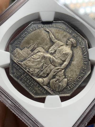 《竞宝斋》第430场 周日，周一，周二 3场连拍 （全场包邮） NGC MS64 法国勒芒火灾保险公司八角银制代币 MERLEY作品 蜜蜂边铭银标 早期版本 原味包浆，高分好品！