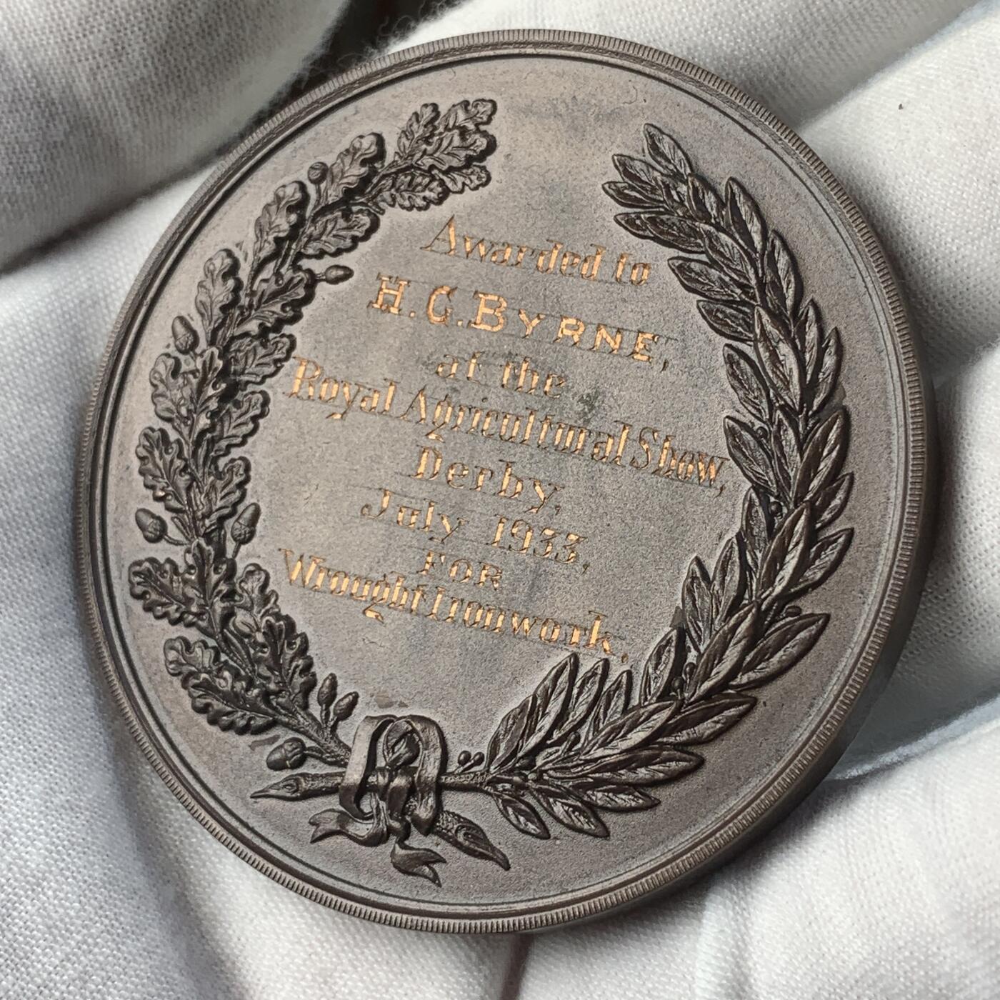 掌中浮雕-藏着的欧洲第038场 1933年英国皇家农业展览上颁发的获奖铜章，以表彰H.C.Byrne的制铁技艺，63.5mm，重100.2克。正面是皇家徽章和鹰头图案，背面刻有获奖者姓名、展览名称和日期，原盒