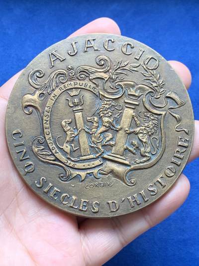 《竞宝斋》第430场 周日，周一，周二 3场连拍 （全场包邮） 名家雷蒙·科尔班设计 1492-1992科西嘉 · 阿雅克肖建城500周年纪念大铜章  雷蒙·科尔班（1924-2011）以建筑主题勋章闻名 236.3克 80mm 丰饶角铜标