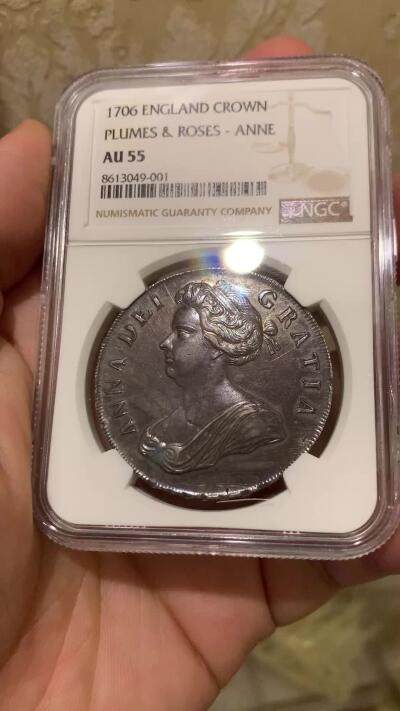 《竞宝斋》第430场 周日，周一，周二 3场连拍 （全场包邮） NGC AU55 英国1706安妮女王克朗，所有安妮女王克朗中第二少的版别，珍惜度R。也是英国克朗中首次出现羽毛、玫瑰和盾徽共同作为背面元素的克朗。MS的1706克朗已经很多年没有出现过，这枚AU55给分过于保守，已是亚军分数。