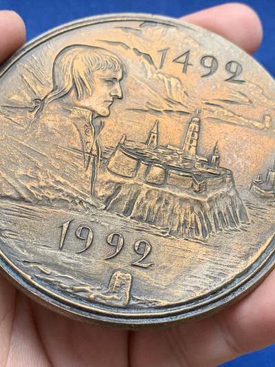 《竞宝斋》第430场 周日，周一，周二 3场连拍 （全场包邮） 名家雷蒙·科尔班设计 1492-1992科西嘉 · 阿雅克肖建城500周年纪念大铜章  雷蒙·科尔班（1924-2011）以建筑主题勋章闻名 236.3克 80mm 丰饶角铜标