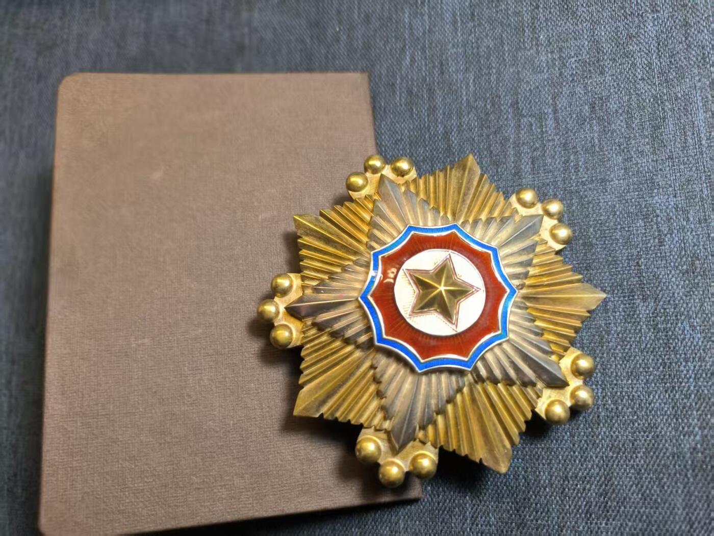 罗岚⭐爱藏⭐精品专拍第六场-分享拍场赚佣金 朝鲜人民民主主义共和国一级国旗勋章带证书 大盘转轮版本-银质珐琅（工艺复刻品）