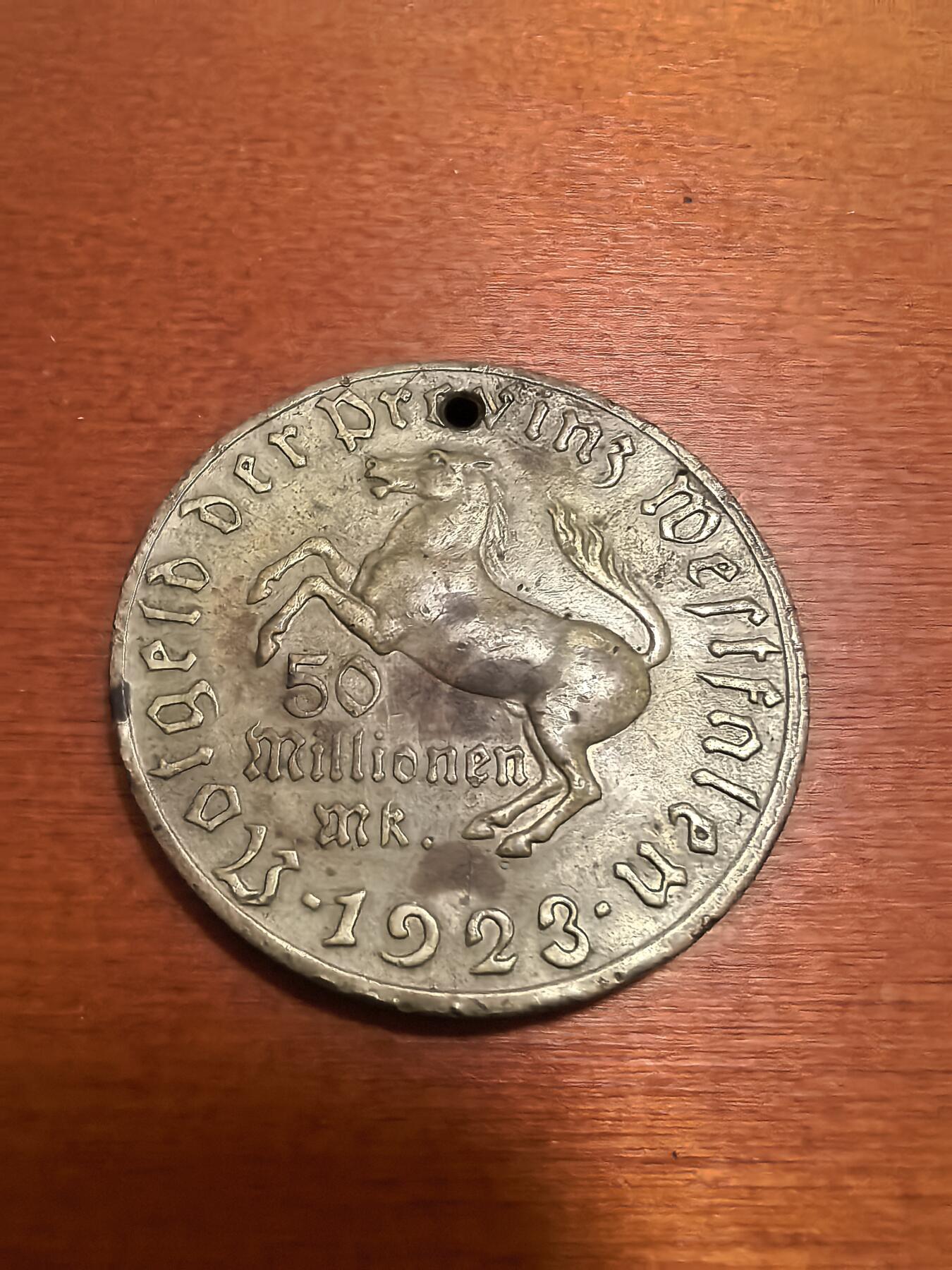 长老汇蛇年精选第六十五场拍卖 1923德紧威斯特伐利亚斯坦伯爵马币5千万马克镀金币，12点方向有打孔