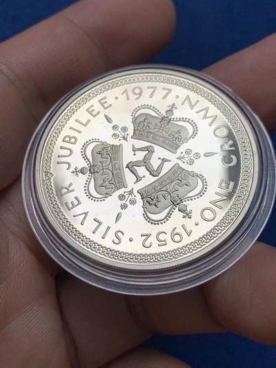 《竞宝斋》第430场 周日，周一，周二 3场连拍 （全场包邮） 马恩岛1977年伊丽莎白二世银禧1克朗纪念银币 925银 28.28克 原光未使用品