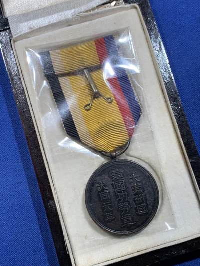 《竞宝斋》第430场 周日，周一，周二 3场连拍 （全场包邮） 大满洲国建国功劳章 总重约17.3克 带盒