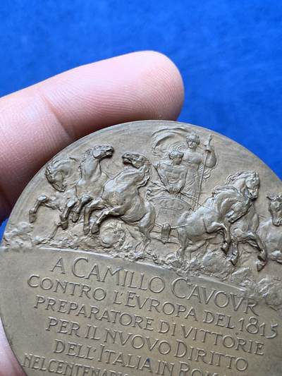 《竞宝斋》第430场 周日，周一，周二 3场连拍 （全场包邮） 意大利1910年统一运动三杰之一加富尔诞辰一百周年纪念铜章，背面女神驾驶六匹马，姿态各异，气势恢宏，比马车里拉更富艺术张力，少见品种。69.65克，51.8mm。