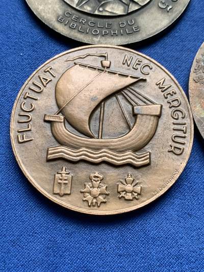 《竞宝斋》第430场 周日，周一，周二 3场连拍 （全场包邮） 四枚一组 法国纪念章 各种材质 总重约250.5克 49-59mm 细节见图