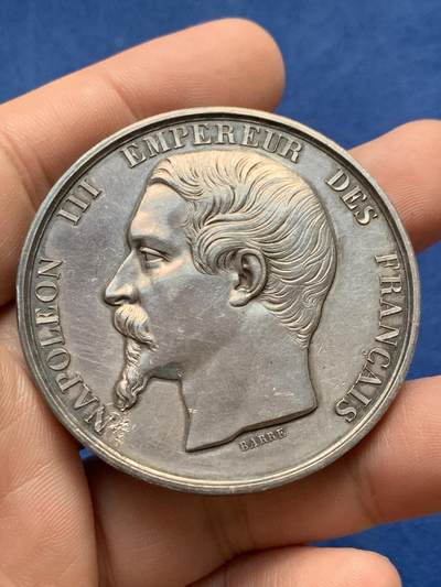 《竞宝斋》第430场 周日，周一，周二 3场连拍 （全场包邮） 1853年敦刻尔克博览会银章 手指银标 69.65克 50mm