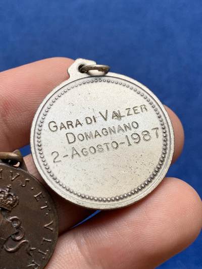 《竞宝斋》第430场 周日，周一，周二 3场连拍 （全场包邮） 欧洲纪念章牌一对 总重约18.5克，直径分别为26.2mm和30.6mm。