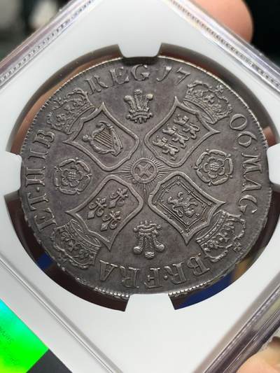 《竞宝斋》第430场 周日，周一，周二 3场连拍 （全场包邮） NGC AU55 英国1706安妮女王克朗，所有安妮女王克朗中第二少的版别，珍惜度R。也是英国克朗中首次出现羽毛、玫瑰和盾徽共同作为背面元素的克朗。MS的1706克朗已经很多年没有出现过，这枚AU55给分过于保守，已是亚军分数。