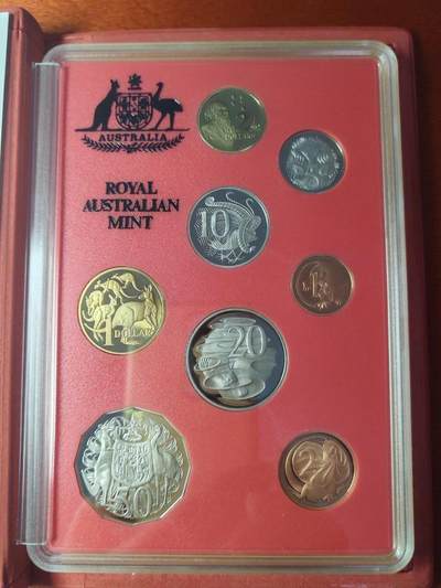 长老汇马年精选第七场拍卖 - 1990澳大利亚8枚套精制币，盒证全，克书105美金