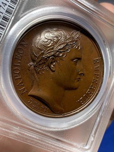 《竞宝斋》第430场 周日，周一，周二 3场连拍 （全场包邮） PCGS SP65 冠军分！法国1805年拿破仑一世米兰大加冕原铸铜章 巴黎造币厂油光巧克力包浆 背面历史传奇圣物的铁王冠，先后成为伦巴第王国和中世纪意大利王国的象征，曾用于774年查理曼和1452年腓特烈三世的加冕，拿皇延续在米兰大教堂加冕为意大利国王无疑继承正统，要当整个欧陆的皇帝。加厚盒