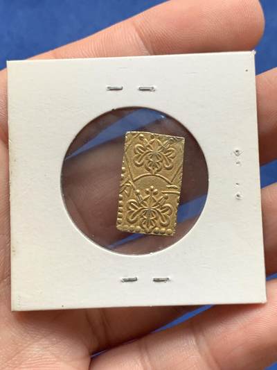 《竞宝斋》第430场 周日，周一，周二 3场连拍 （全场包邮） 日本明治二分判金，未使用品相，正面是五三桐纹 背面是铸币机构的监督后藤光次的花押，大概含金0.6克，光金价就500以上