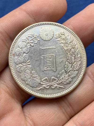 《竞宝斋》第430场 周日，周一，周二 3场连拍 （全场包邮） 日本明治二十九年1896年龙洋银币，后期小特年，不是常见的38或者45年，带光好品，适合收集年份或者上手把玩，细节如图