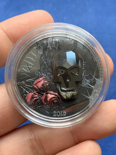 《竞宝斋》第430场 周日，周一，周二 3场连拍 （全场包邮） 2018年赤道几内亚黑水晶骷髅头玫瑰高浮雕银质纪念币 1盎司 999银 31.1克 铸造量1750枚 细节见图