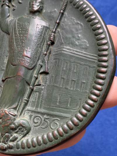 《竞宝斋》第430场 周日，周一，周二 3场连拍 （全场包邮） 1896-1956年米兰安布罗西亚诺银行成立60周年铜章 超高浮雕 极少见品种 307.9克 94.5mm